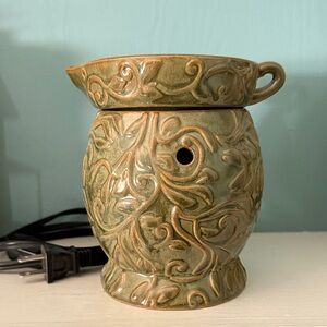 Intricately Designed Retired Scentsy Green Ceramic Wax/Oil Warmer-with bulb